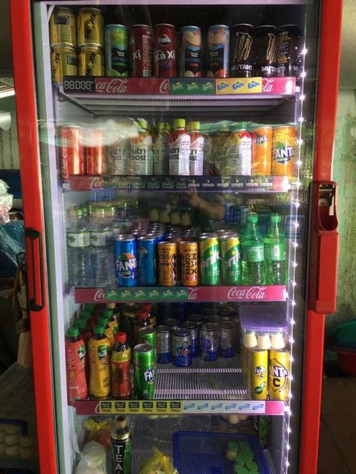 而旁邊的冰箱在那邊賣冰開水、可樂是什麼意思啦哈哈哈